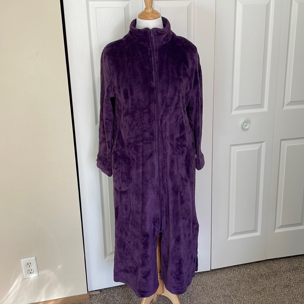 Me Brand Women’s Size Medium Zip Up Soft Warm Purple House Coat Robe w/ Pockets